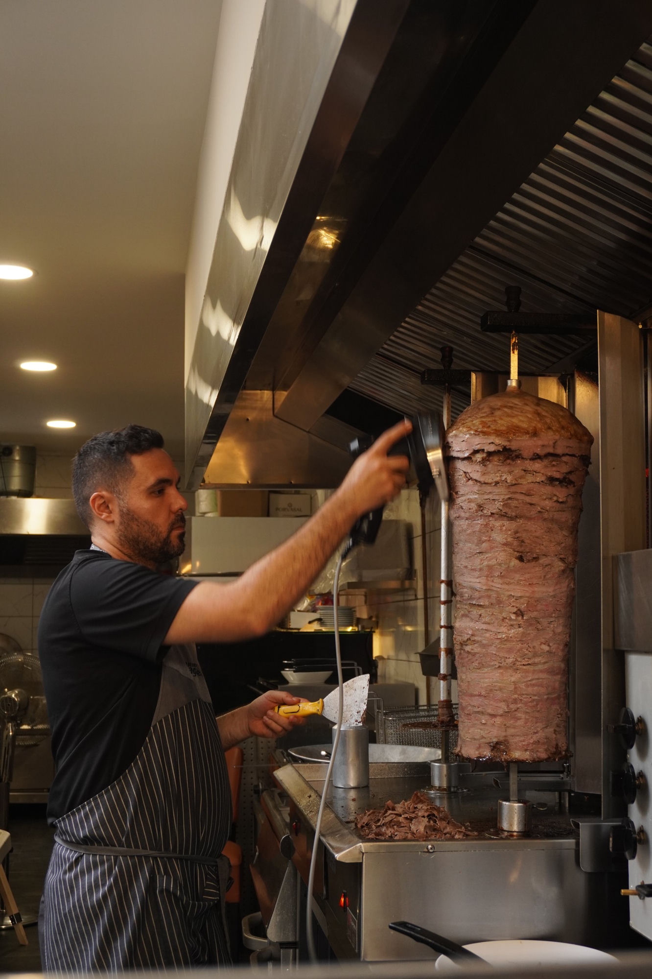Onze chef snijdt verse döner van het draaiende spit